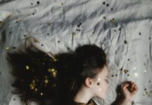 건강을 지키는 올바른 수면습관 woman in brown long-sleeved top sleeping on bed