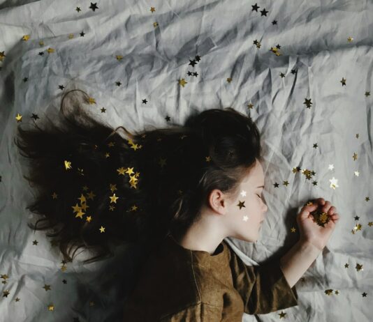 건강을 지키는 올바른 수면습관 woman in brown long-sleeved top sleeping on bed