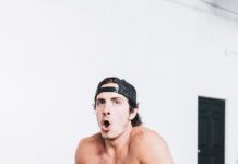 스포츠 과학이 말하는 운동 후 회복의 중요성 topless man wearing white shorts and white socks