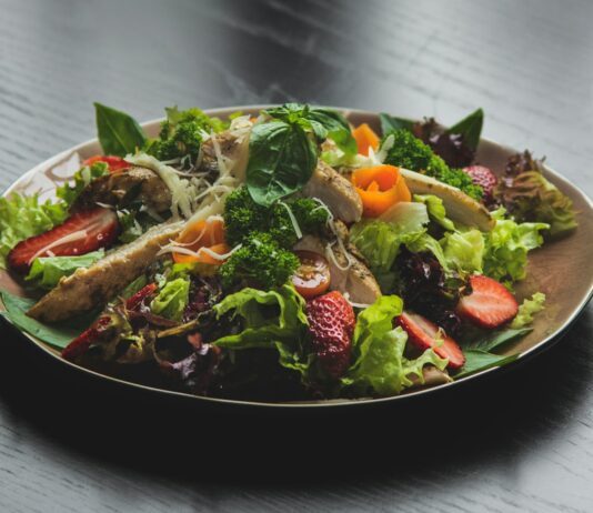 근육 회복과 성장을 위한 영양가득 밥상 a plate of salad on a wooden table