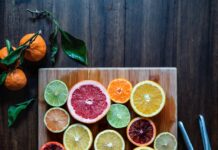 나에게 꼭 맞는 영양제 찾기…MZ세대의 ‘큐레이션 건강관리’ 시대 assorted sliced citrus fruits on brown wooden chopping board