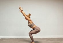 “계단만 올라도 숨이 차요”…초여름 운동 의욕 꺾는 ‘숨가쁨’의 원인 a woman doing a yoga pose on a wooden floor