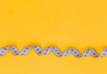 건강을 지키며 하는 다이어트 silver and black necklace on yellow textile