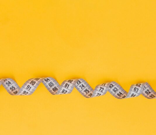건강을 지키며 하는 다이어트 silver and black necklace on yellow textile