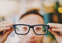 스마트 시대, 눈 건강 지키는 방법은? 디지털 기기 사용과 올바른 관리법 person holding eyeglasses with black frames