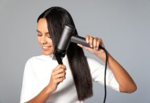 건강한 모발로 가꾸는 비결, 올바른 헤어 관리법 a woman blow drying her hair with a hair dryer
