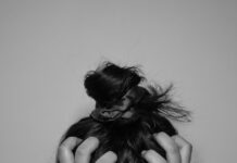 스트레스, 효과적으로 관리하는 방법 5가지 a woman covering her face with her hands