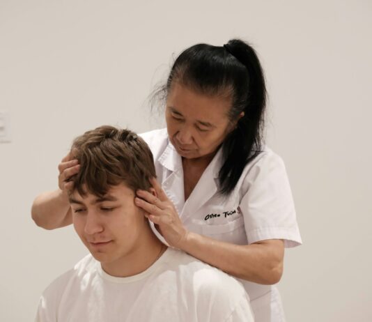 건강한 모발을 위한 생활 습관, 무엇이 다를까? A man getting his hair cut by a woman