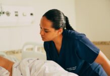 돌봄의 무게, 사회가 나눈다… 요양병원 ‘간병 급여화’의 첫걸음 A nurse is attending to a patient in a hospital.