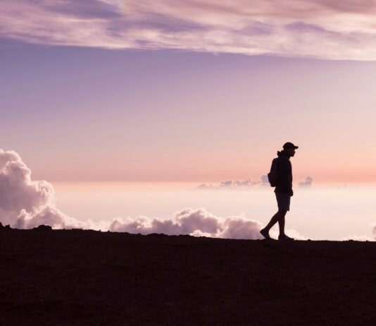 저녁 산책이 부르는 건강 혁명…일상에 더하는 활력 한 스푼 silhouette of person walking under white clouds