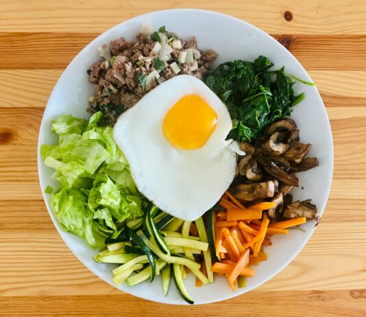 “균형 잡힌 식단이 다시 뜬다”… 작게 시작하는 건강한 한 그릇의 변화 egg on white ceramic plate