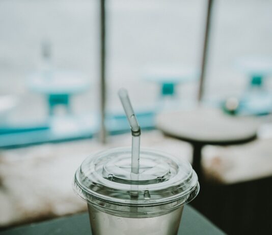여성 건강관리, 작은 실천이 만드는 큰 변화 clear plastic disposable cup on top of black surface