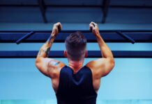 “근육 건강, 일상 속 작은 변화로 챙긴다…집에서 시작하는 근육 지키기 루틴” man in black t-shirt and black pants doing exercise
