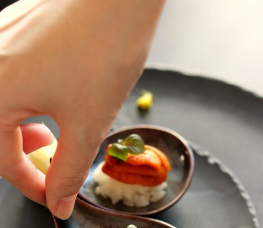 “끊이지 않는 피로감… 만성피로, 생활 습관 변화로 풀길 찾는다” food with mint on top