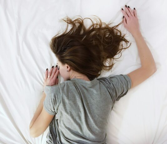 “꿀잠으로 건강 챙기기…한국인의 수면 루틴, 어떻게 바꿀까?” woman laying on bed