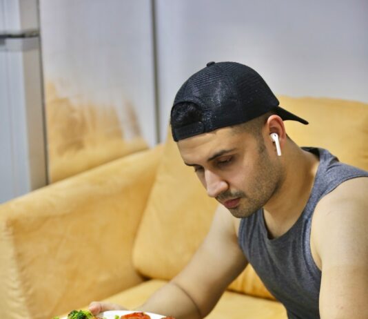 변화하는 여성 건강관리, 일상 속 작은 실천이 큰 힘 된다 a man sitting at a table with a plate of food