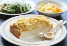 집밥의 부활, 바쁜 일상 속 슬기로운 건강 식사법 A white plate topped with a slice of cake next to a bowl of salad