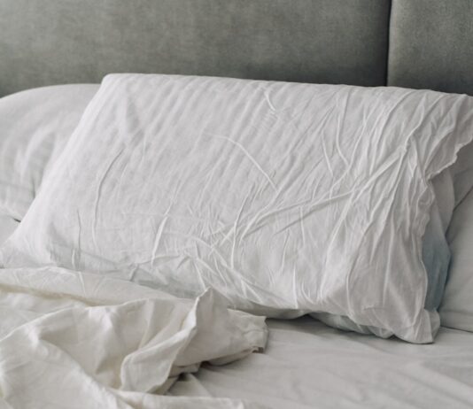 깊고 편안한 잠, 일상 속 ‘수면 루틴’이 열쇠 A rumpled white duvet and pillows on a bed.