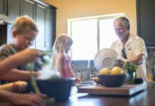 집에서 즐기는 슬로우 스포츠, 한국인 삶을 바꾼다 Grandfather and grandchildren prepare food in kitchen