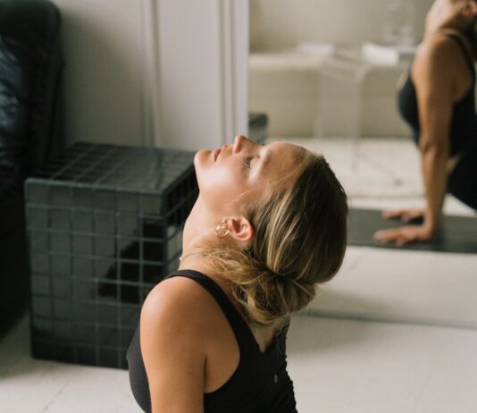 스트레스, 이제는 똑똑하게 관리한다…일상 속 ‘마이크로 힐링’ 실천법 확산 a woman lying on the floor