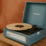 디지털 디톡스, 바쁜 일상 속 작은 변화로 시작하세요 A blue record player with a record on it.
