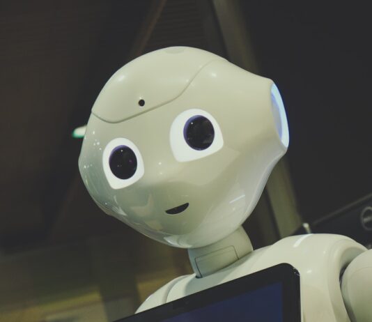 일상 속으로 스며드는 AI 건강 관리… 생활습관 개선 돕는다 white robot toy holding black tablet