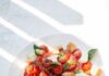 바쁜 일상 속 건강 지키는 현명한 식단, 실천 방법은? sliced tomato and green leaf vegetable on white ceramic plate