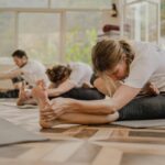필라테스, 일상 속 작은 실천으로 건강한 몸과 마음을 챙기다 a group of people doing yoga in a room