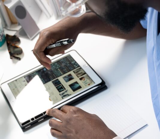 AI 기반 건강 관리, 일상 속 똑똑한 루틴으로 자리 잡다 a person using a tablet