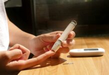 혈당 관리, 어렵지 않아요! 일상에서 실천하는 스마트 건강 팁 a person sitting at a table with a cell phone