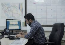 올바른 자세로 건강을 챙기자! 직장인을 위한 거북목과 일자목 교정 스트레칭 a man sitting at a desk working on a computer