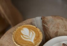 ‘슬로우 모닝’으로 바꾸는 하루, 건강을 깨우는 아침 루틴이 뜬다 A plate with a piece of pie on it next to a cup of coffee