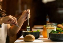 혈당 관리, 어렵지 않아요! 현대인의 건강 지킴이 되는 실천 팁 person holding silver fork and knife