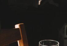 건강한 식단, 일상에서 실천하는 작은 변화가 만든다 clear drinking glass on brown wooden chair